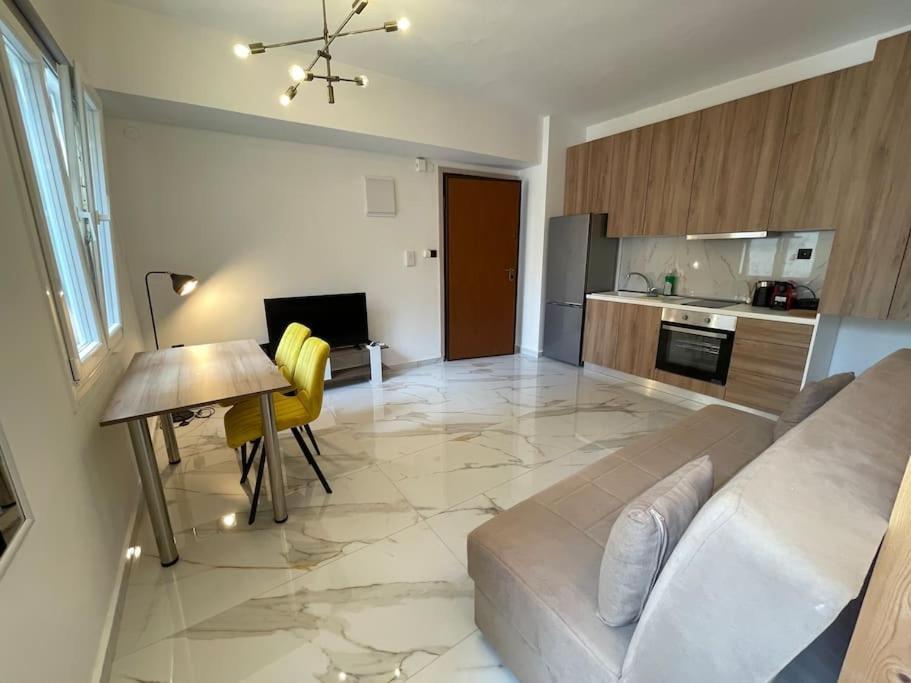 Luxury No1 Ladadika *